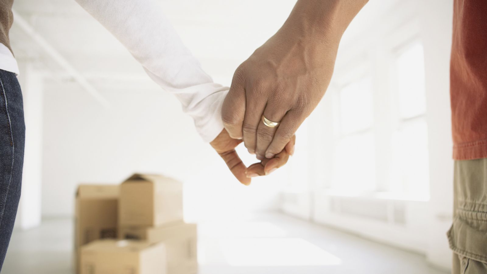 Ein Paar bezieht eine neue Wohnung